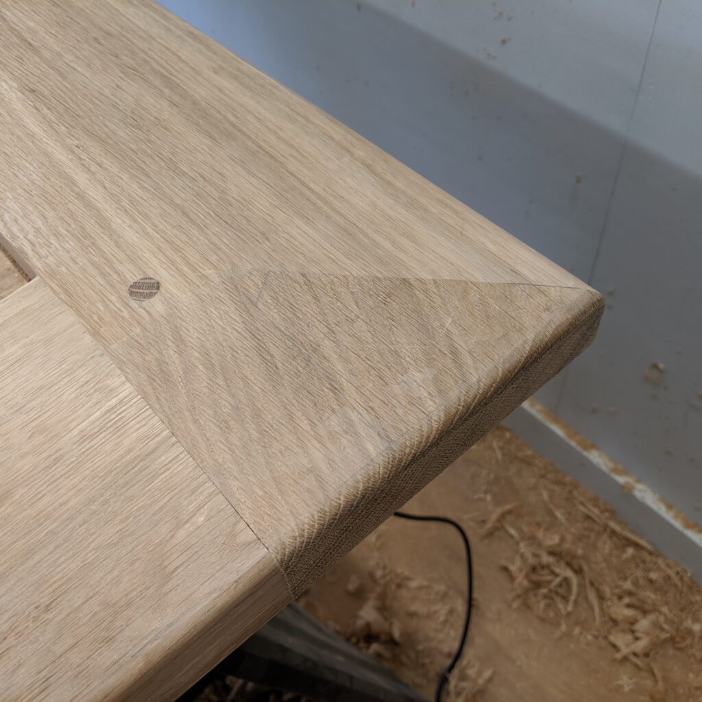 Tapers on the underside of the tabletop