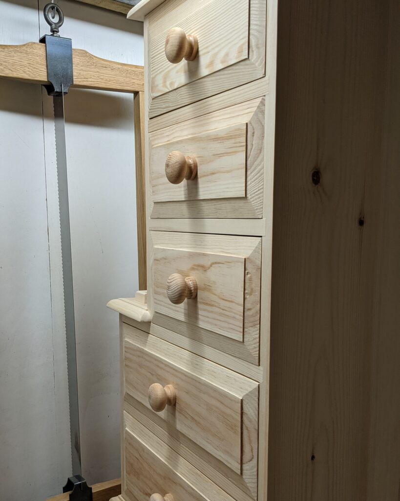 All the drawers fitted with pulls